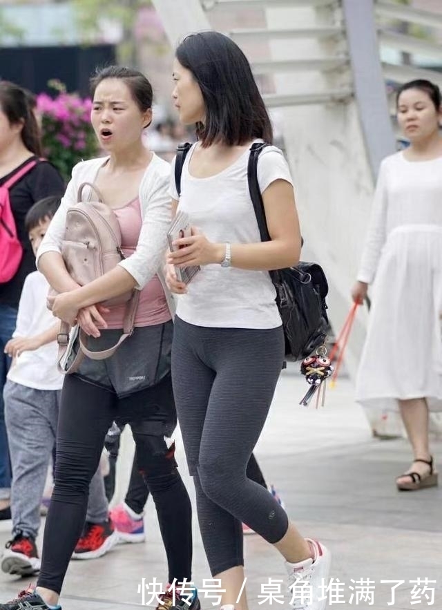 成熟|街拍：小姐姐长相甜美，穿上性感的紧身裙，尽显成熟女人味儿