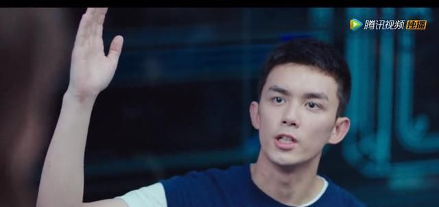 吴磊|鹿晗、吴磊主演《穿越火线》首播,鹿晗饰演肖枫代入感太强,扎心