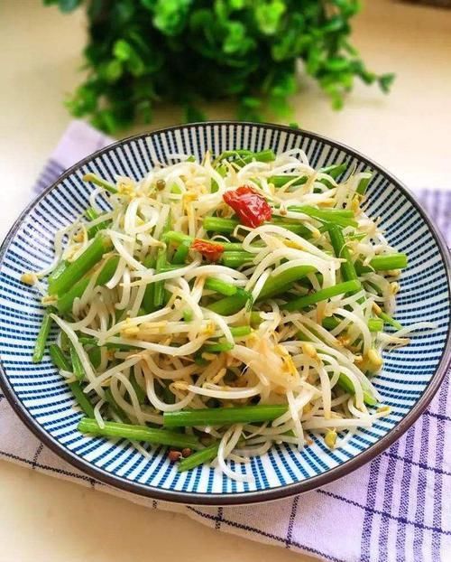 好吃|炒豆芽先焯水还是直接炒？用此法豆芽清脆可口，美味香甜，巨好吃