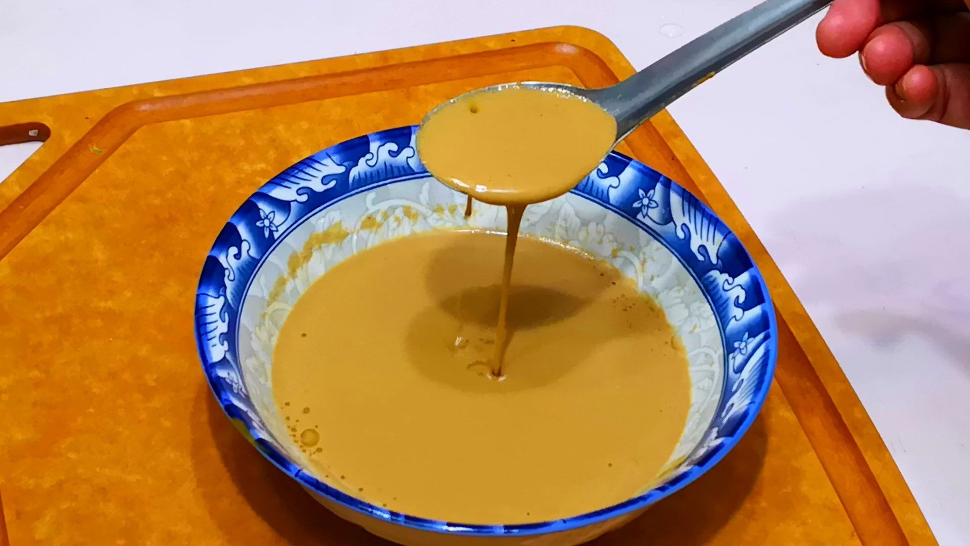 大厨|调芝麻酱,直接加水调就错了,大厨教你1招,细腻爽滑、味道香!