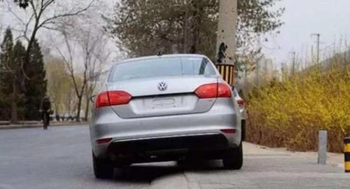  招工|女司机开车卡台阶上，现场招工，谁能抬出来1分钟给50块