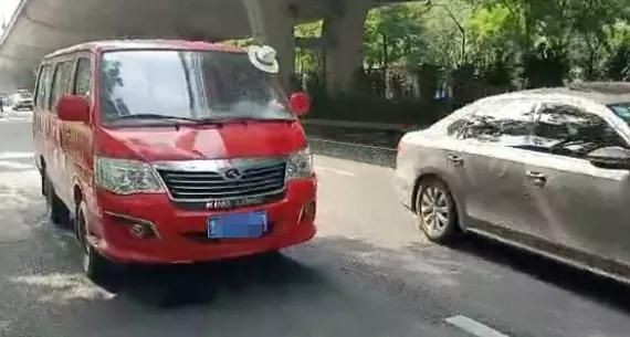  老人|济南无影山中路发生车祸，男童及老人被撞身亡