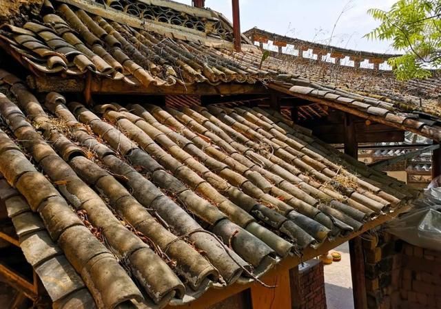 居住|云南深山有座寺庙,建在悬崖上距今千年,独自居住着一位中年男子