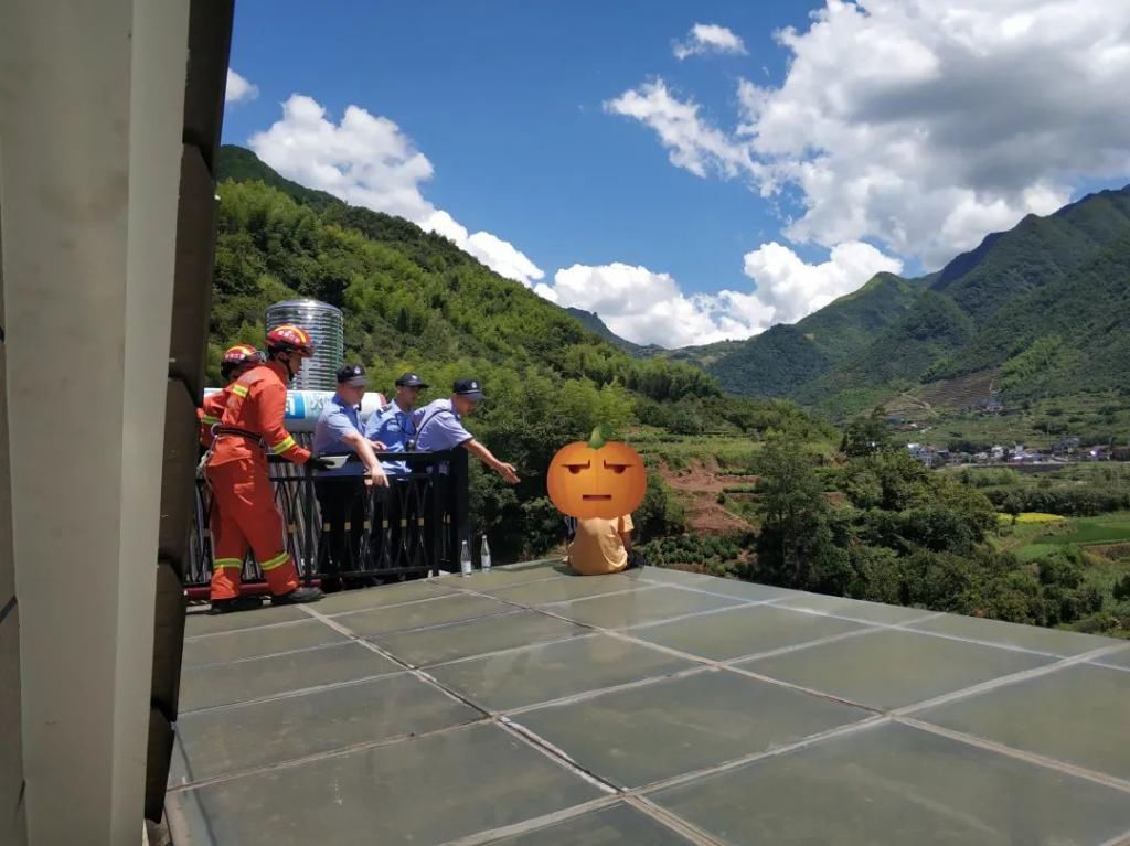  扑倒|这波操作很帅！遂昌一男孩扬言跳楼，关键时刻消防员飞身扑倒！