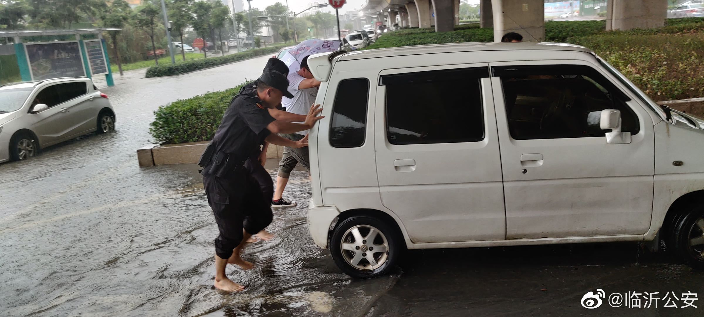 积水|由于辖区连续下雨，罗庄区部分路段有积水现象