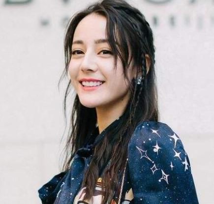 娱乐圈中|最受欢迎女演员大洗牌，杨紫无缘前四，赵丽颖第二，看到榜首：霸屏女神！