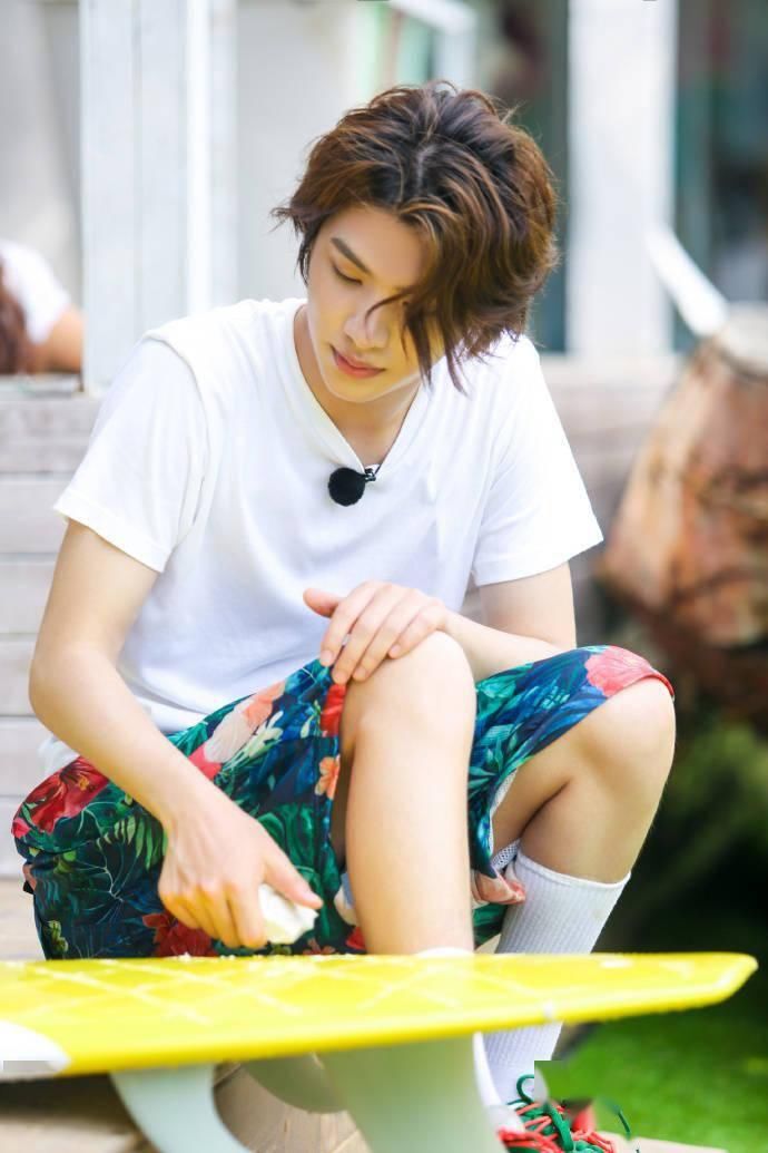  解偶像|《夏日冲浪店》本周高清剧照大放送 看新手店员tin变身揽客小能手