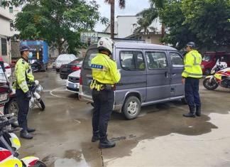 面包车|深晚报道|男子无证驾驶报废面包车上路被交警查获