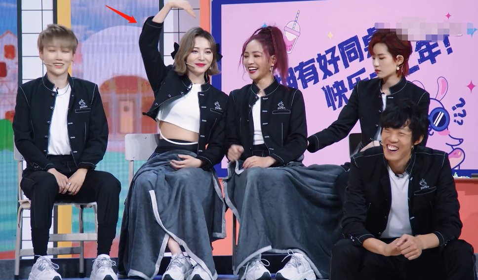  激动|安崎何炅花式比心，虞书欣被嫌弃，谢可寅却在忽悠许佳琪