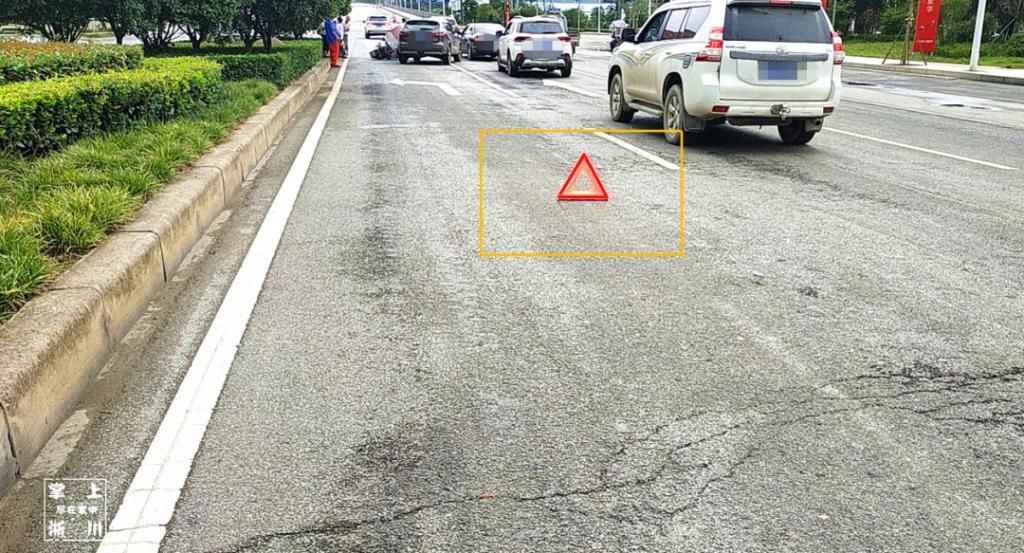  三桥|车祸！事发淅川三桥，一轿车与电动车碰撞！