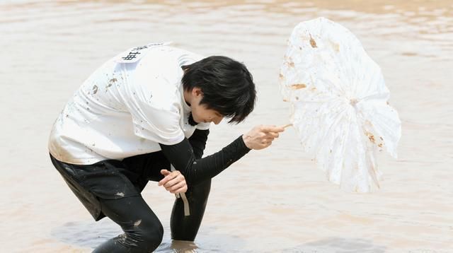 奔跑|《奔跑吧》排名第一,Angelababy偷蔡徐坤鞋垫,竟成节目最大亮点