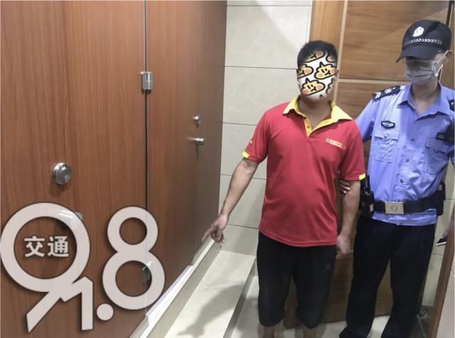  女主播|女主播上厕所，发现有个男的跑出来？