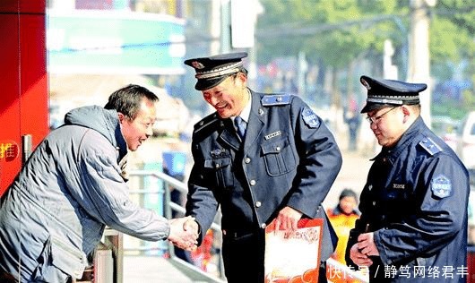 门口|一位老爷子赖在城管大队门口不走，众人细心劝说，老爷子感动不已