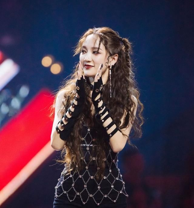  孟佳|《浪姐》孟佳被淘汰，众人第一反应都很惊讶，王霏霏现场崩溃大哭