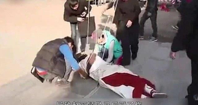  腰部|赵丽颖录综艺累到腰疼，坐马路牙揉腰 曾因坠马伤腰 泣不成声怕瘫痪