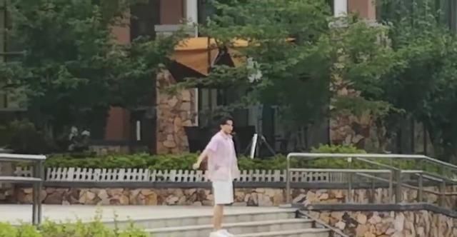  合体|王俊凯回归《中餐厅》，将与杨超越合体录节目，被踩鞋子反应可爱