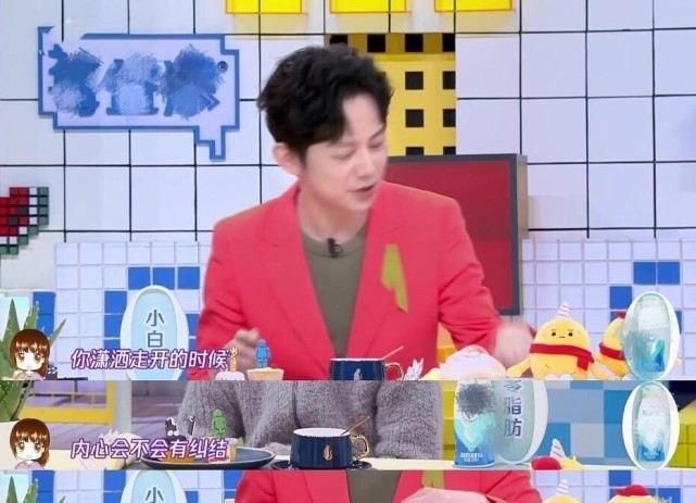  偷懒|录节目偷懒玩手机，喝口水都要做假，难怪贾玲杨迪瞧不上郑爽