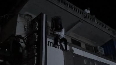  持刀|深夜蒙城御园街，女子持刀割腕坐在二楼阳台