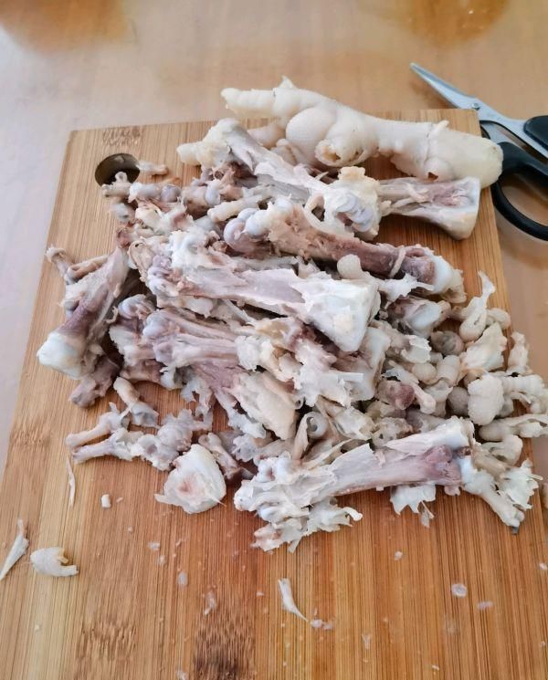  菜场|菜场买来几只鸡爪，凉拌了几下，孩子吃的一口不剩，真过瘾！