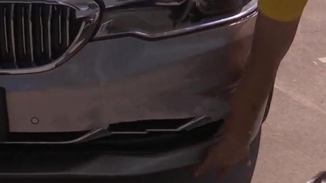 4s店|给女朋友买辆新宝马，还没提车就被销售人员剐蹭，男子表示女友跑了谁赔？