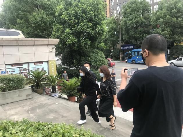 片场|谭松韵庭审片场数度哽咽：希望帮妈妈讨回公道