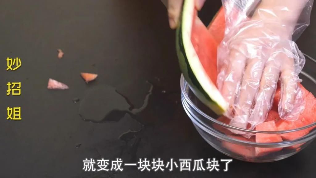  西瓜|用这个方法切西瓜，吃完不脏手不流汁，大家都夸好！