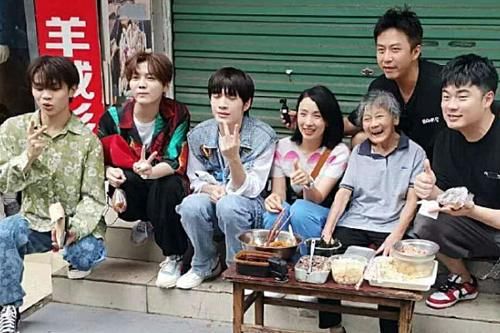 合影|鹿晗综艺新路透曝光,R1SE成员也参加,蹲在地上合影像画报