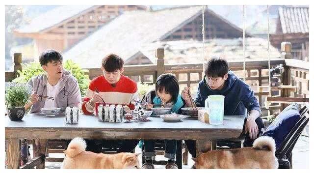  一旁|《向往的生活》私服大放送，网友：还是黄磊一旁的她最亮眼