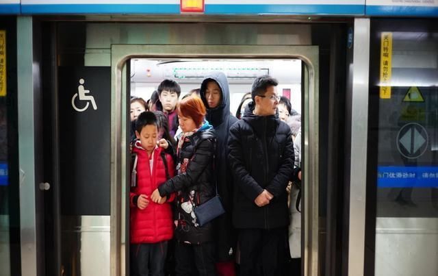 羞愧|地铁上“假孕妇”被逼让座，面对质疑，5岁小孩的一句话让人羞愧