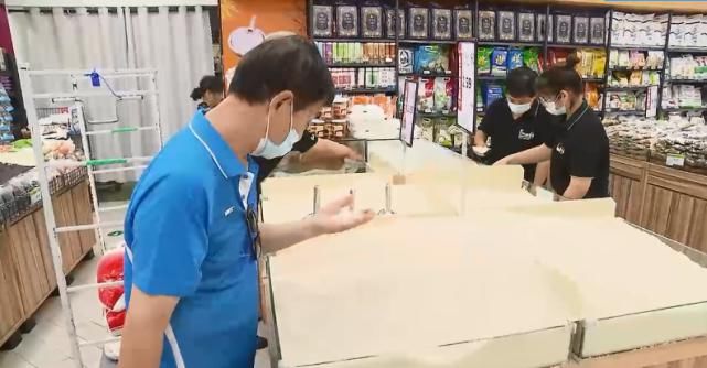 散装|沪上知名超市散装杂粮爬满小虫！店家说都不要紧！坊记来了，没想到…