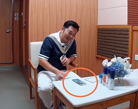 沙溢|沙溢在等电话时,不料却被“手机屏保”抢镜,没想到你是这样的人