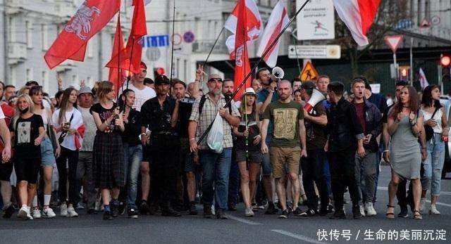  进驻|俄正规军进驻白俄罗斯，大批装甲车封锁城市，西方分裂阴谋失败