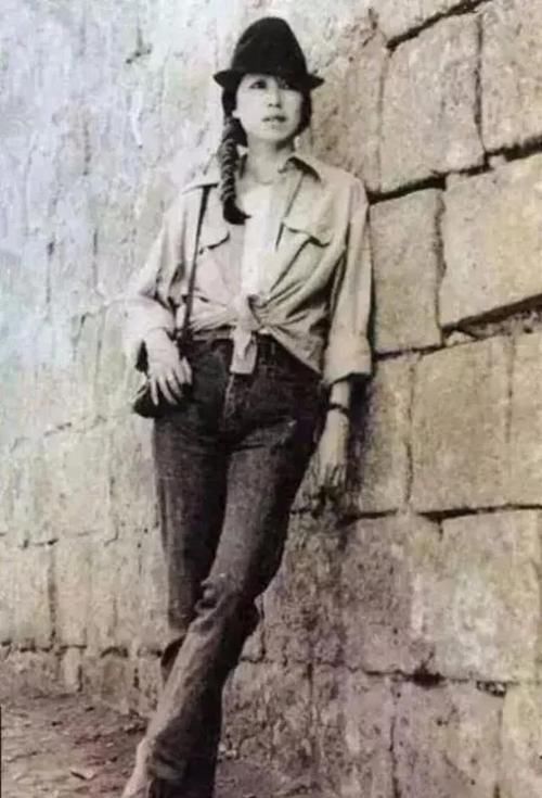  自杀|1次求婚被拒，2任丈夫死亡，3次自杀，48岁离世，作家三毛的一生