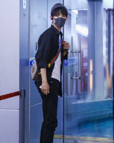  看起来|路人镜头下男星：鹿晗颜值逆生长，杨洋变身小奶狗，他几乎没变？