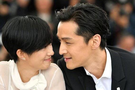 胡歌|多迷人啊,胡歌在红毯上的第一次注册导致了“桃色绯闻”