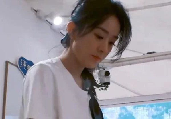  深夜|《中餐厅》现“一剪梅”，赵丽颖一人打扫卫生至深夜，却被剪成不干活