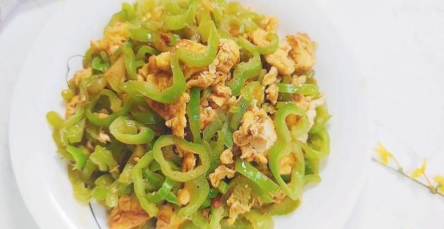  青椒|“青椒炒蛋”好吃有诀窍，鸡蛋鲜香又入味，家常菜也可以很美味