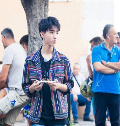  服务员|王俊凯回归《中餐厅4》？加盟路透帅成韩国欧巴，成最帅服务员