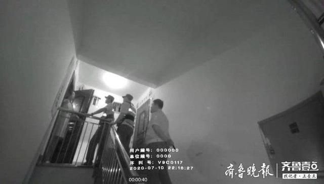  夫妻|天上掉下4.5万现金“吓懵”一对夫妻，奇葩的是这钱半天无人领