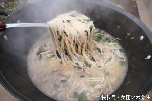 做法|秋天要多吃面条，教你个懒人做法，一锅两个人吃的精光，太香了
