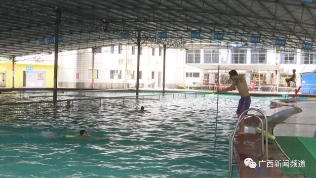  游泳|广西一位爸爸带7岁儿子去游泳，转身充个电，孩子不幸溺亡