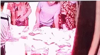 带走|女子家中啃猪蹄被警察带走, 调取监控发现问题, 的确很恶心