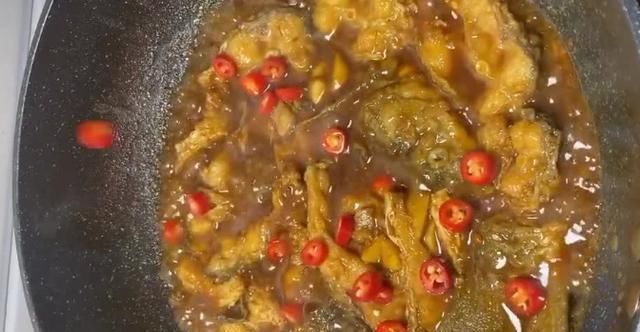  草鱼|教你做家常版红烧草鱼块，做出来肉质鲜嫩爽滑味道香辣咸鲜