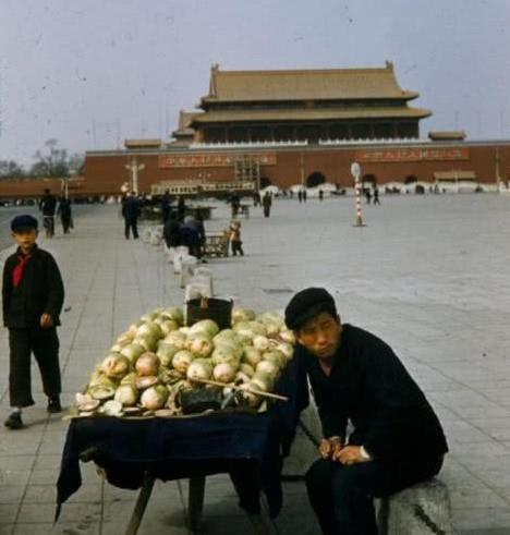 女子|一组70年代的老照片：图3挖河的女民兵，图5女子的行为让人不齿