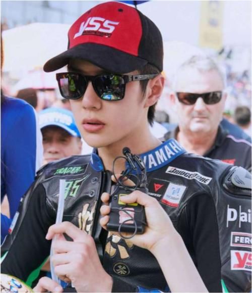  粉丝|王一博节目中主动提起摩托车比赛，汪涵只说了四个字，粉丝却泪崩了