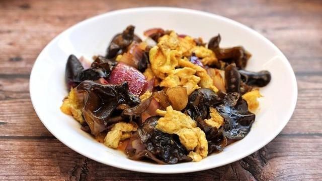 鲜嫩|炒木耳时,总是噼里啪啦响,大厨教你正确做法,鲜嫩又入味