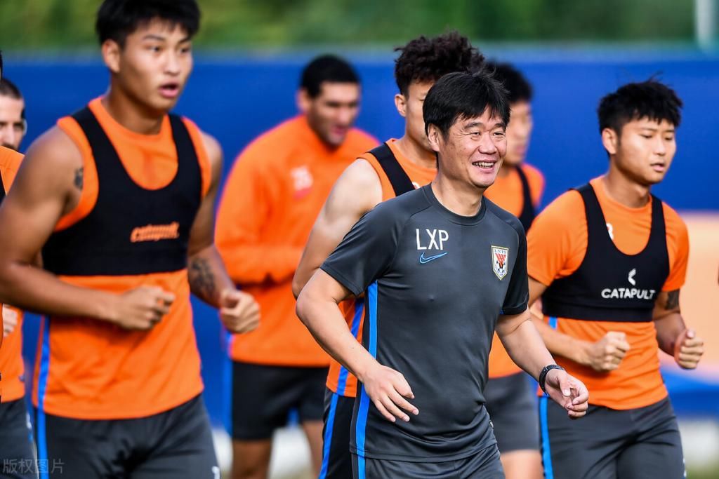  击败|鲁能击败恒大获赞许 切莫捧杀李霄鹏 去年此时此刻他也曾很风光