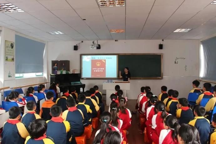  充满|【法治第一课】播撒法治“种子”，让生命充满感恩