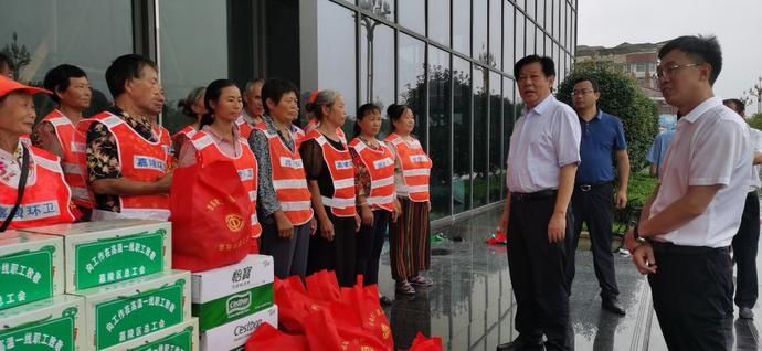  竟然|啥操作？今天下午的南充嘉陵这几个领导竟然给这些人送起了礼物！