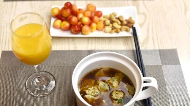 馄饨|高温天,厨房间拒绝煎炒烤炸,一碗手工馄饨,让舌尖味蕾意犹未尽